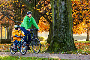 Vater und Kind mit dem Fahrrad unterwegs