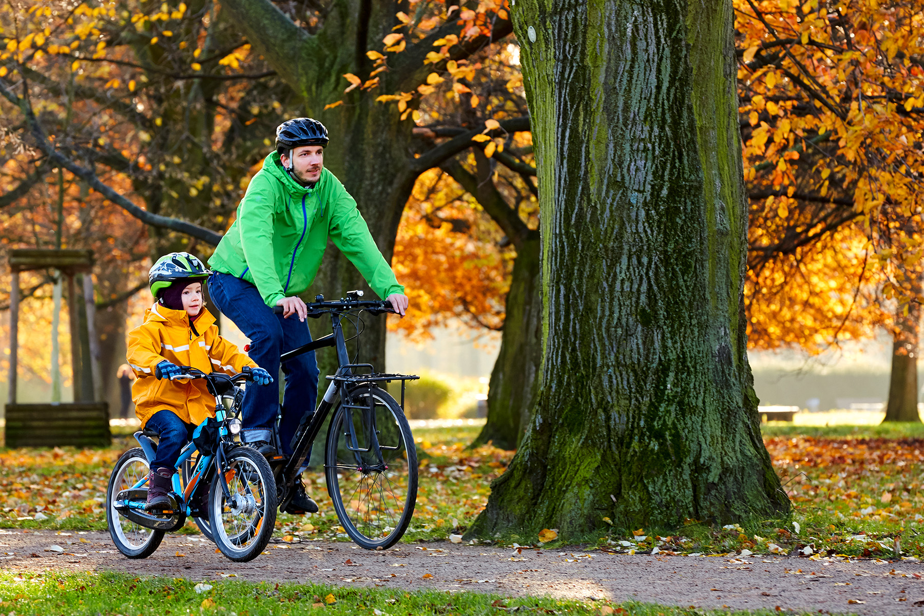 Vater und Kind mit dem Fahrrad unterwegs