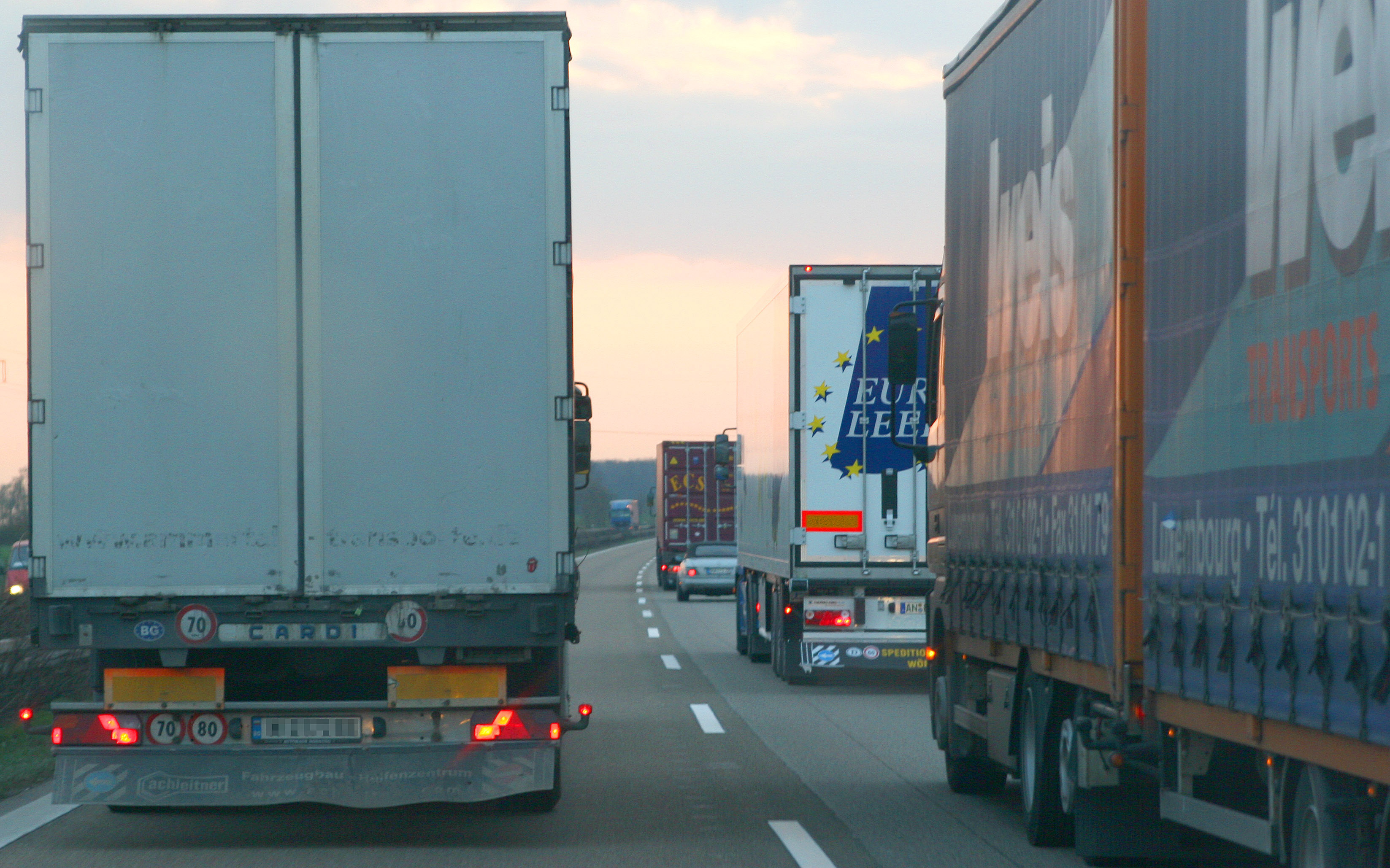 Elefantenrennen auf der Autobahn Elefantenrennen auf der Autobahn