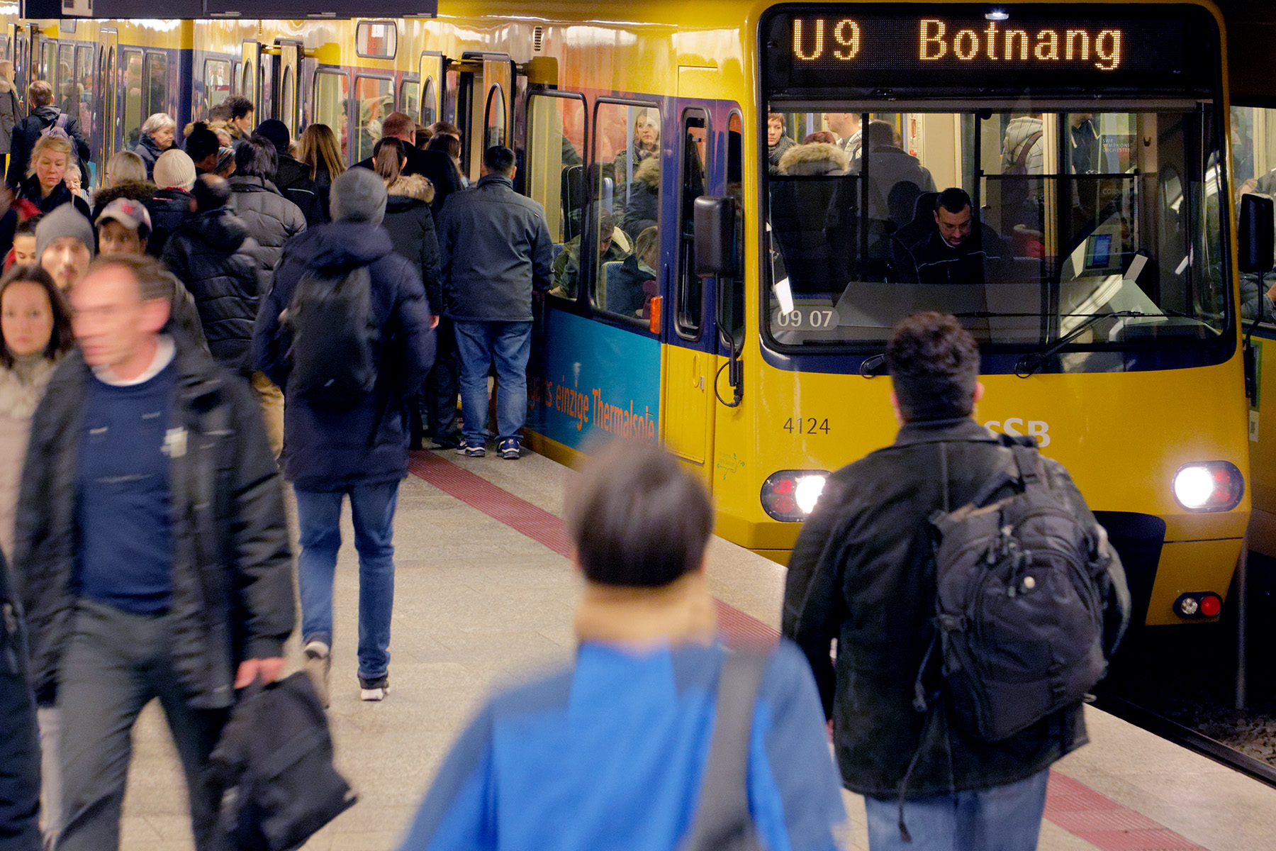 Fahrgäste steigen in die Stadtbahn ein und aus Fahrgäste steigen in die Stadtbahn ein und aus
